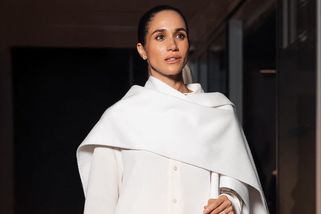 Neskutečný trapas Meghan Markle. Na přehlídku do Paříže ji nikdo nepozval! Návrhář prásknul, jak to celé bylo - Super.cz